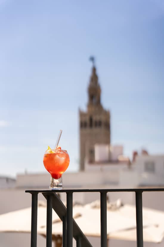Snacks y cócteles en la Terraza 1912 del Hotel Mercer Plaza Sevilla