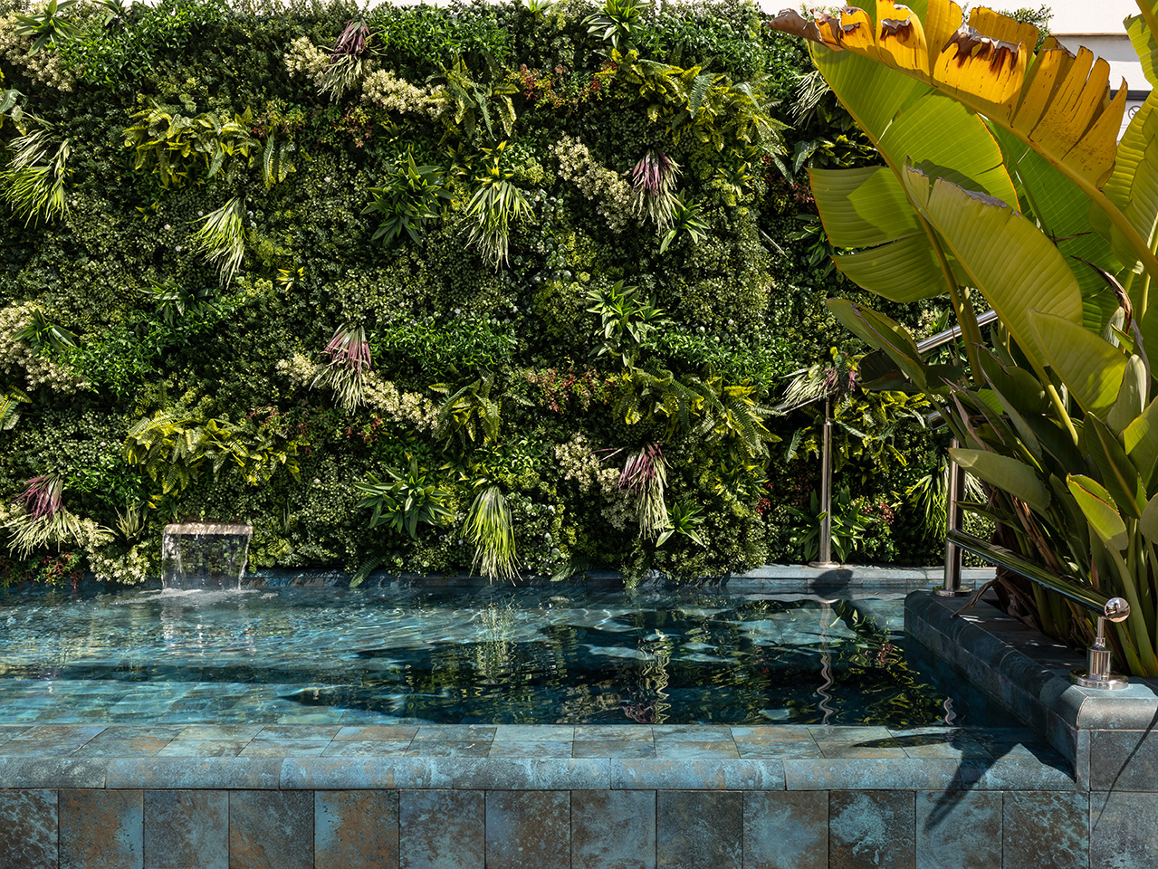 Alberca en la azotea del Hotel Mercer Plaza Sevilla