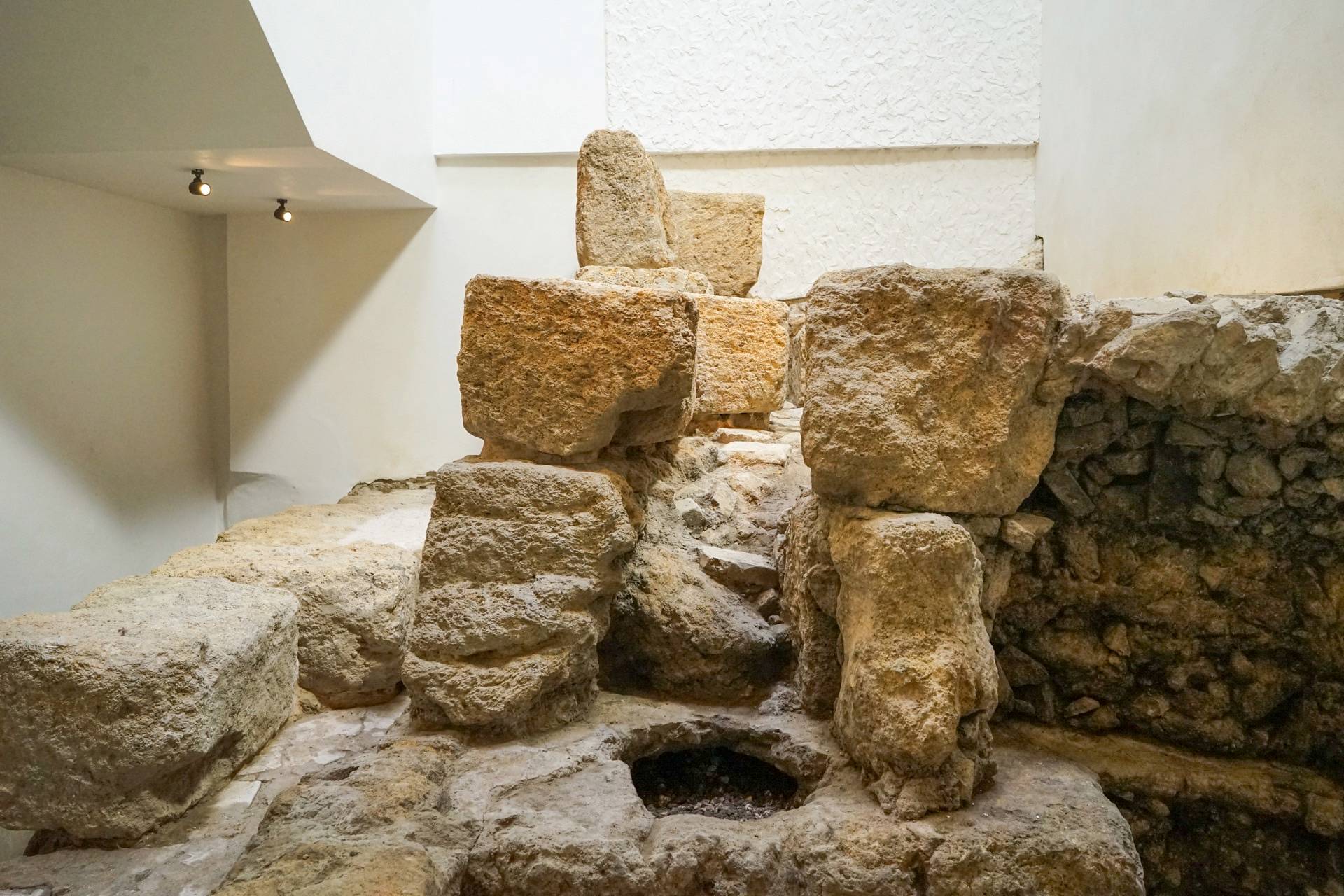 Restos de la muralla romana en el Hotel Mercer Plaza Sevilla
