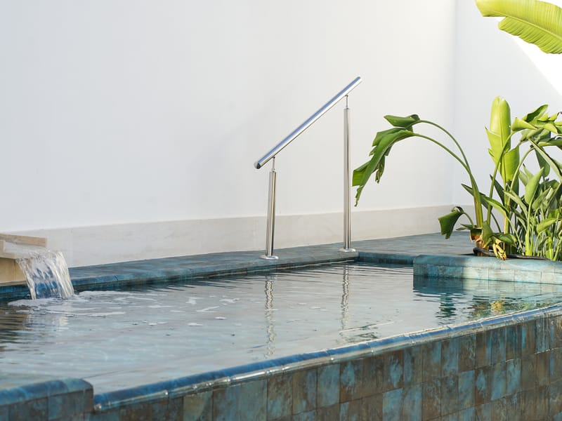 Alberca en la azotea del Hotel Mercer Plaza Sevilla