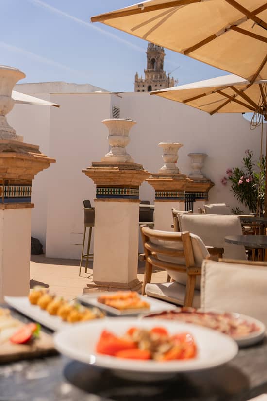 Snacks y cócteles en la Terraza 1912 del Hotel Mercer Plaza Sevilla