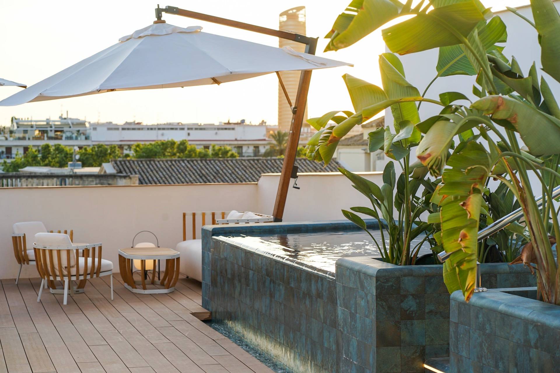 Alberca en la azotea del Hotel Mercer Plaza Sevilla