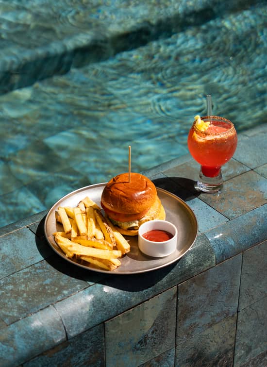 Snacks y cócteles en la Terraza 1912 del Hotel Mercer Plaza Sevilla