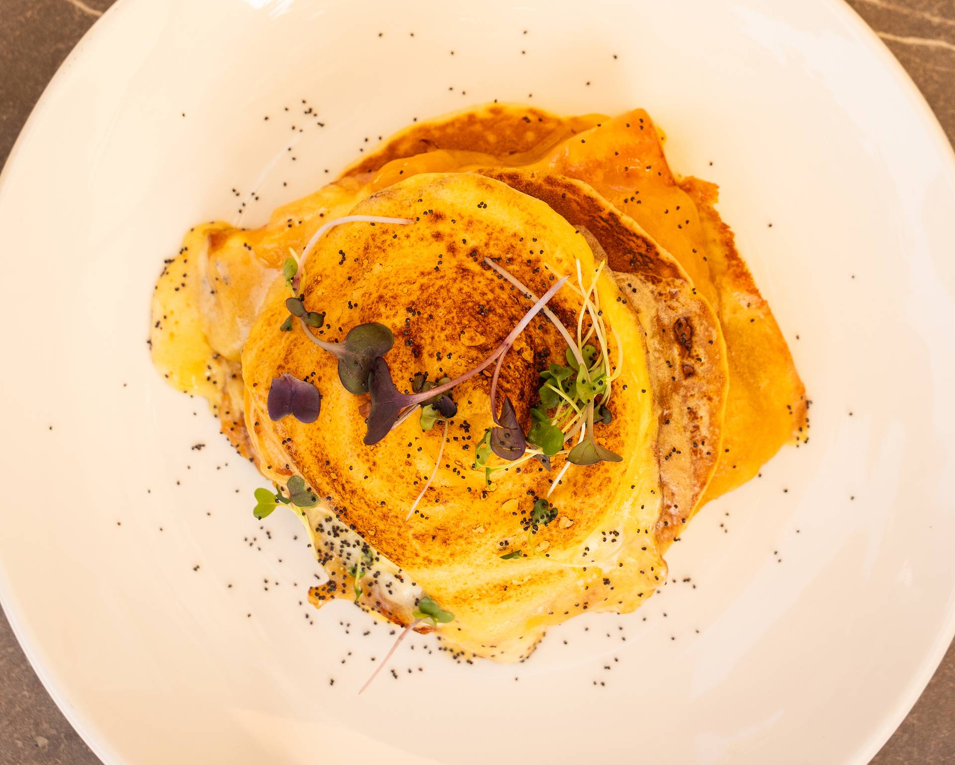 Pancake con bacon, queso, huevo y salsa holandesa en Bar Plaza