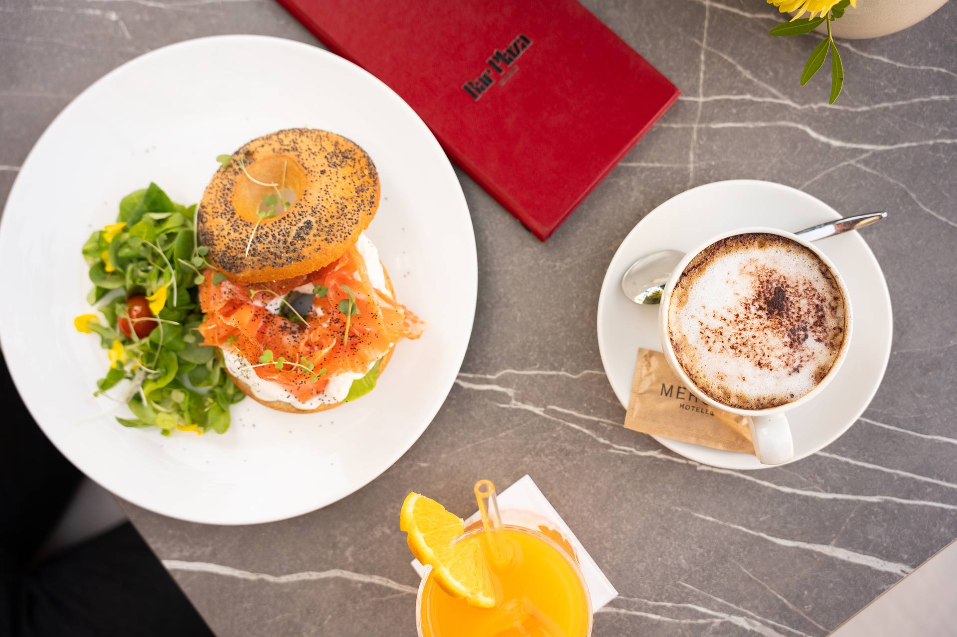 Bagel nórdico de salmón marinado en Bar Plaza