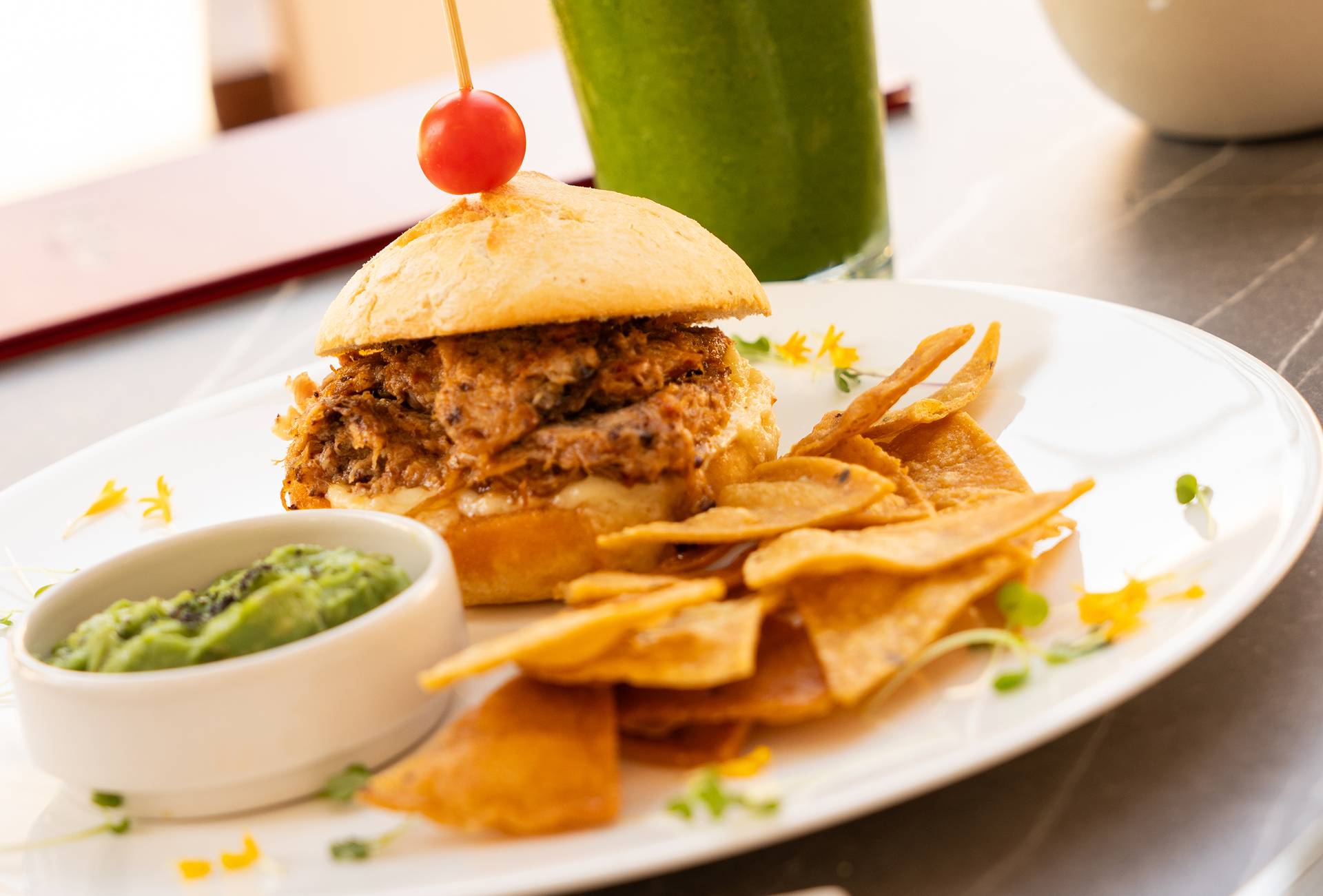 Mollete de pringá y queso payoyo en Bar Plaza