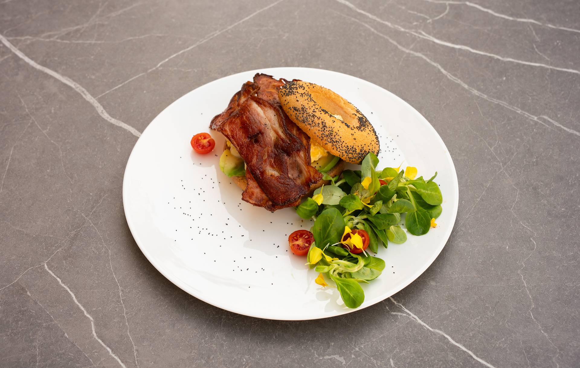 Bagel Plaza con aguacate, huevo, queso y bacon crujiente en Bar Plaza