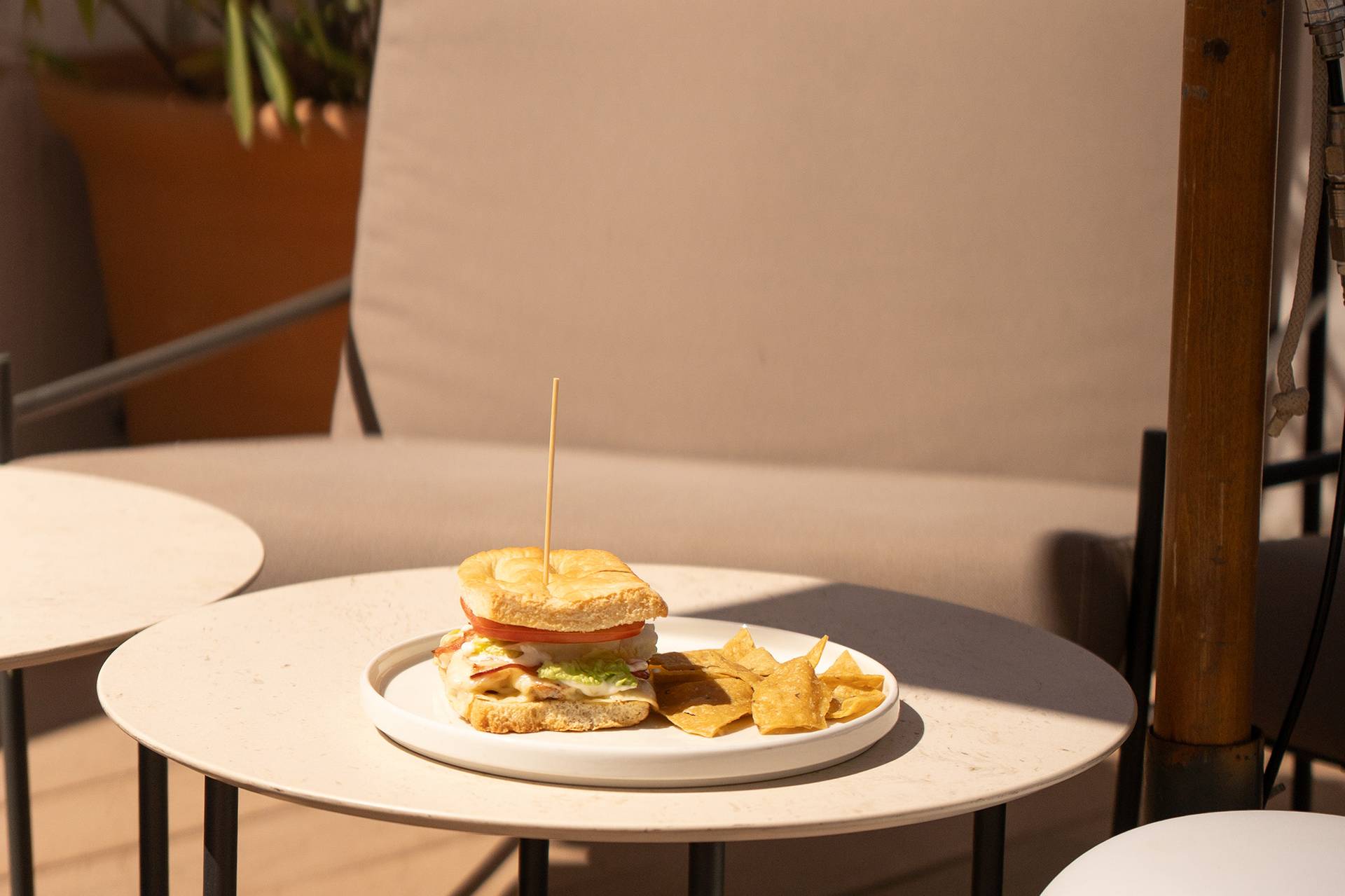 Snacks y cócteles en la Terraza 1912 del Hotel Mercer Plaza Sevilla