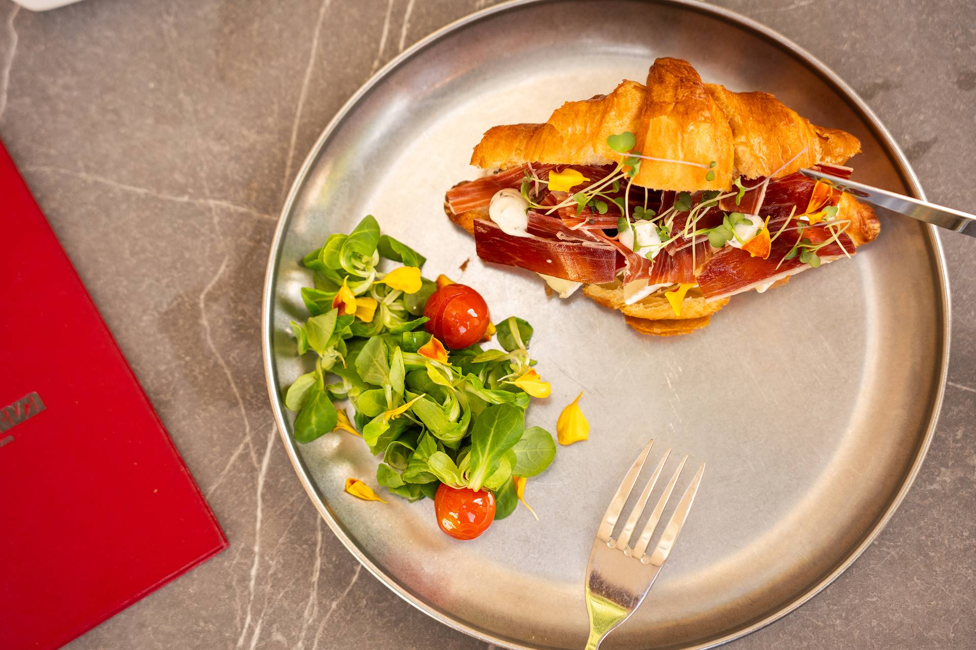 Croissant gourmet de brie y jamón ibério en Bar Plaza