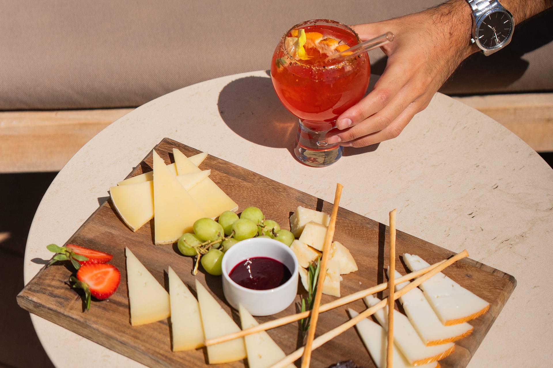 Snacks y cócteles en la Terraza 1912 del Hotel Mercer Plaza Sevilla