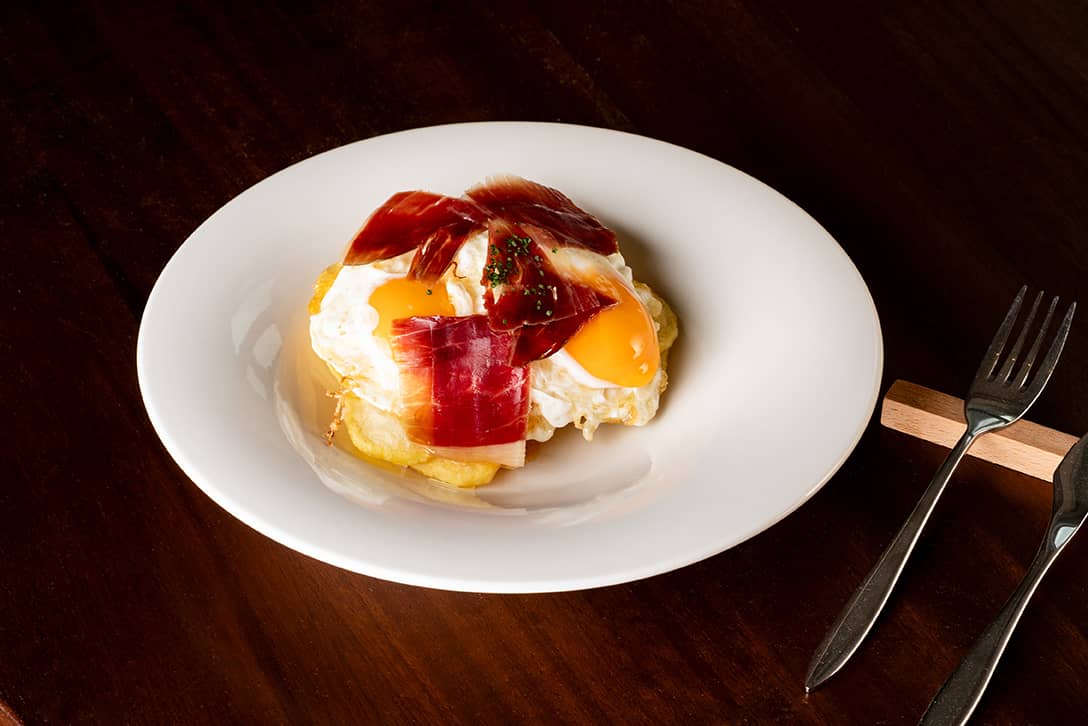 Nuevos rotos con jamón ibérico de bellota en el Restaurante Bar Plaza de Sevilla