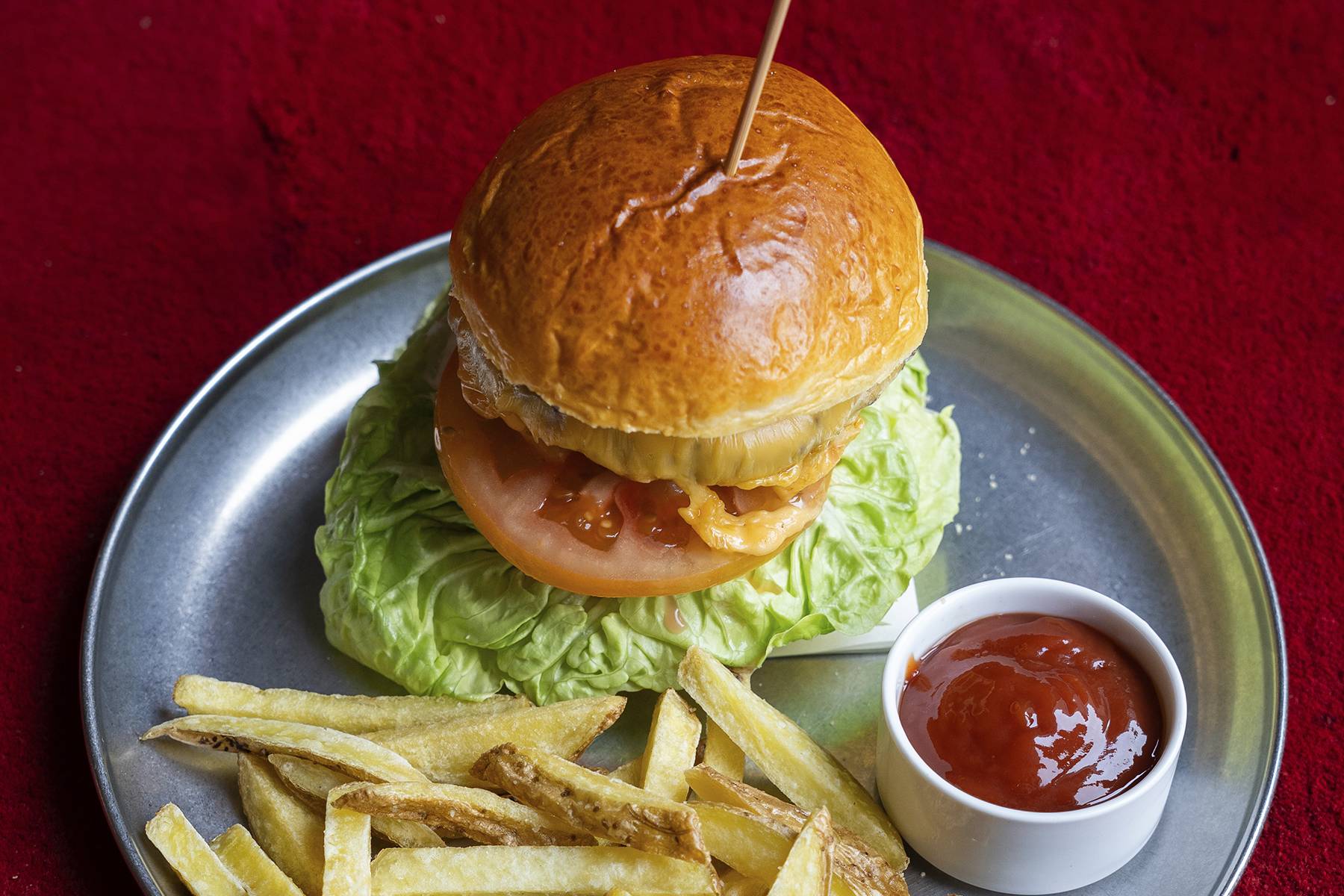 Hamburguesa clásica de vaca madurada en el Restaurante Bar Plaza de Sevilla