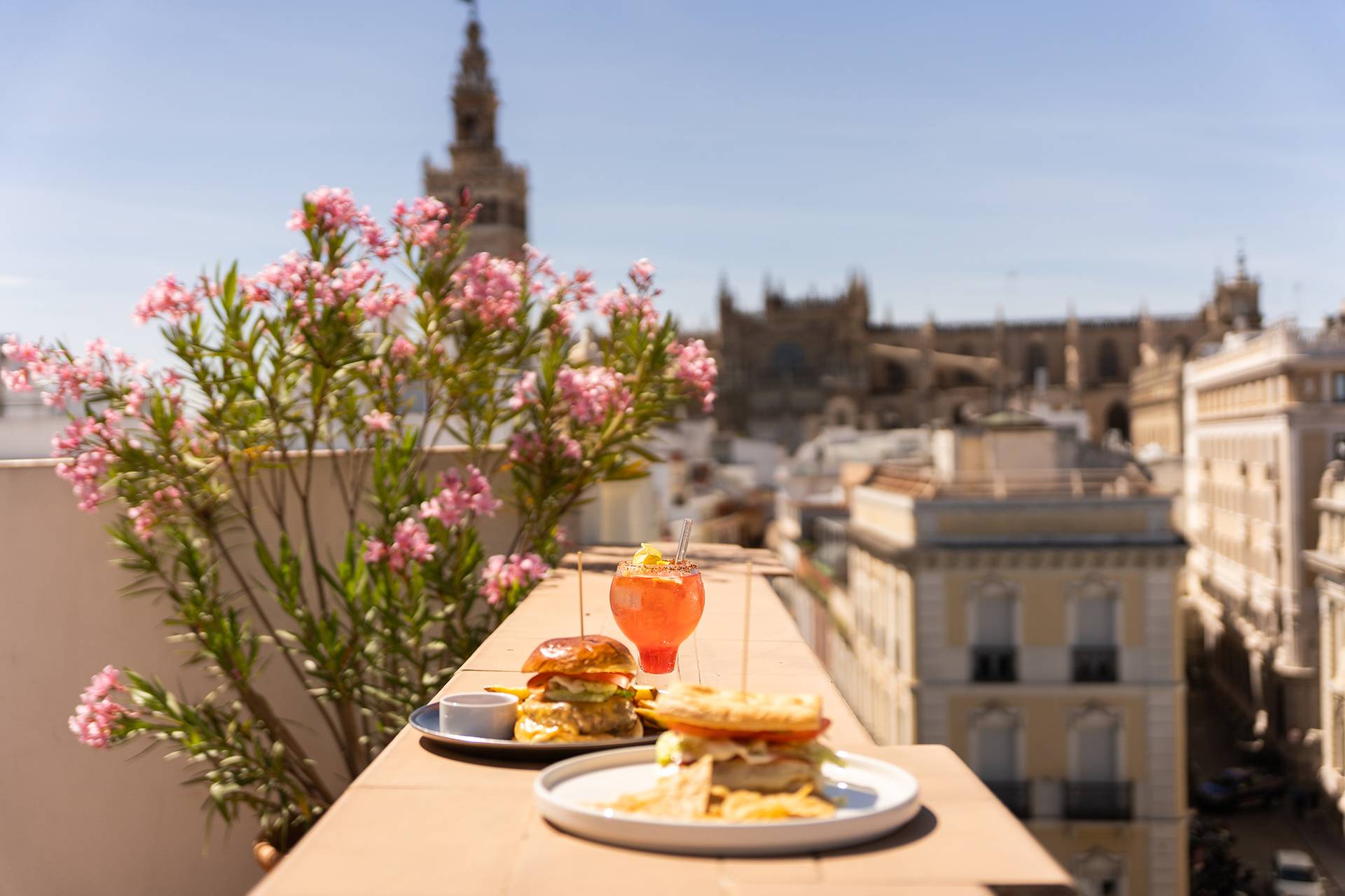 Snacks y cócteles en la Terraza 1912 del Hotel Mercer Plaza Sevilla