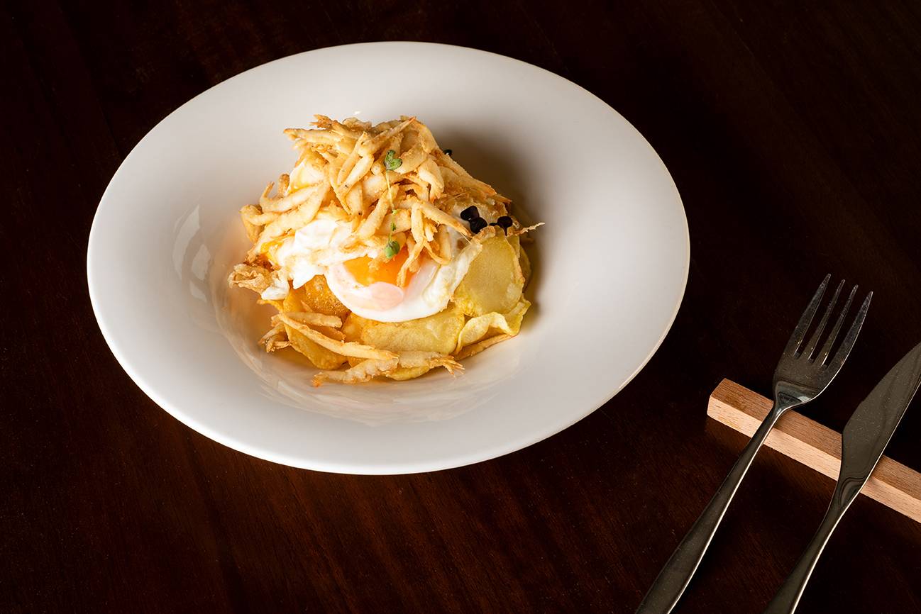 Huevos rotos con gamba de cristal en el Restaurante Bar Plaza de Sevilla