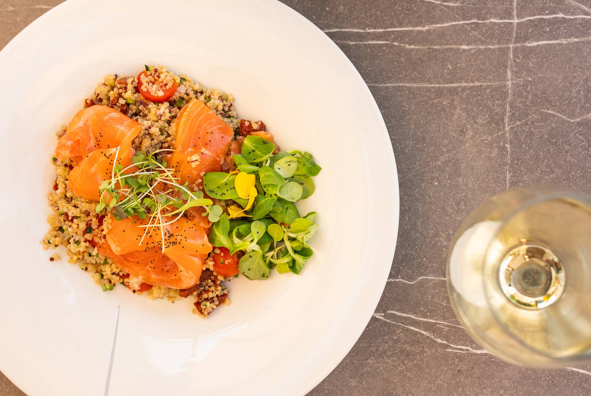 Ensalada de quinoa con salón marinado en Bar Plaza