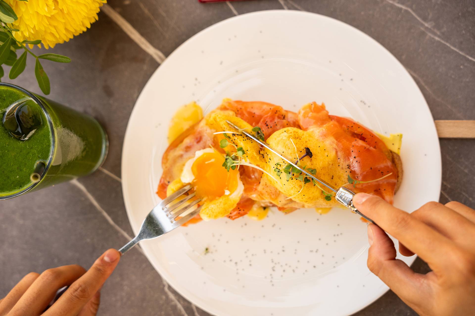 Huevos Benedict con salmón marinado en Bar Plaza