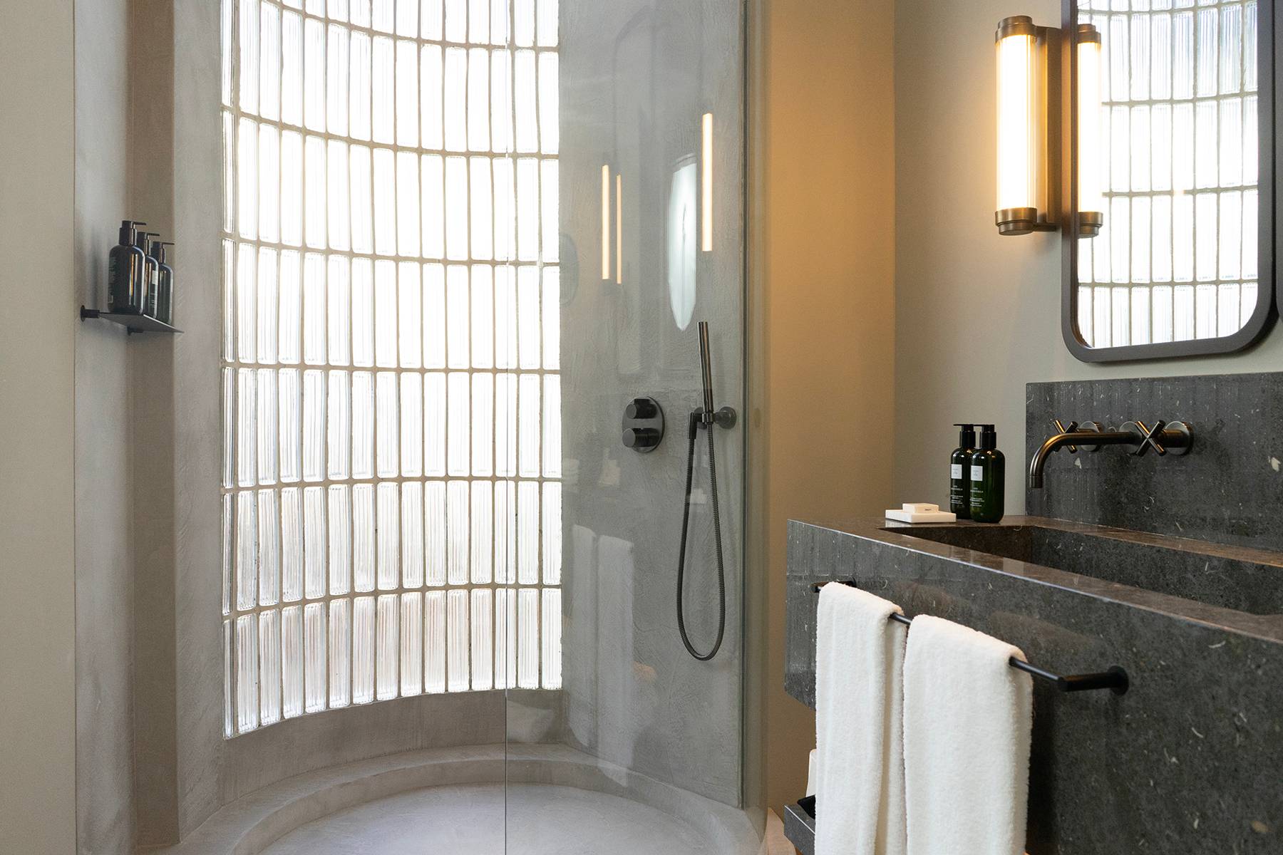 Baño de la Habitación Premium Vistas en el Hotel Mercer Plaza Sevilla