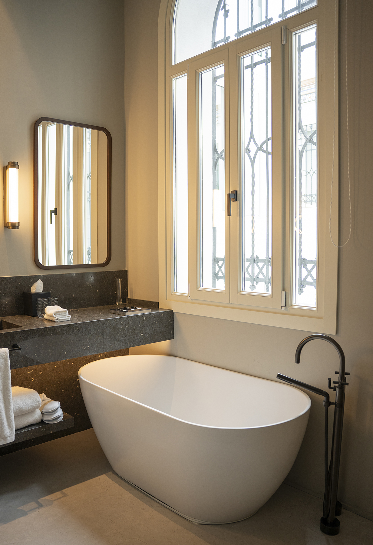 Baño de la Junior Suite en el Hotel Mercer Plaza Sevilla