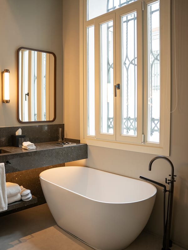 Baño de la Junior Suite en el Hotel Mercer Plaza Sevilla