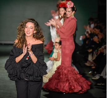 "La diseñadora arahalense Reyes Bóhorquez presenta su última creación en SIMOF 2025"