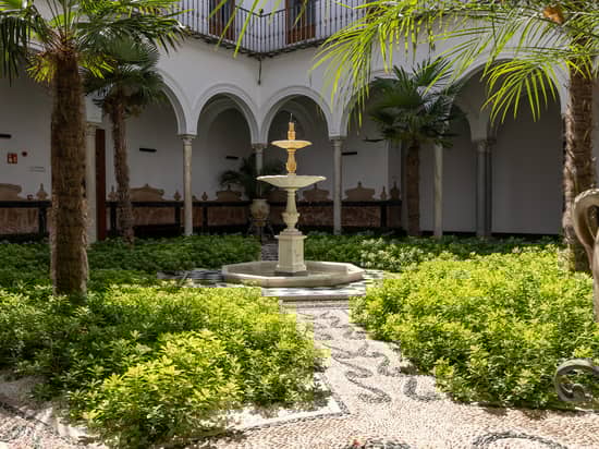 Mercer Residences Sevilla Patio principal