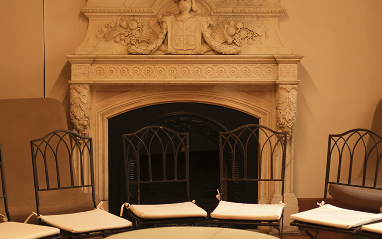 Un rincón discreto con salida al patio del Palau