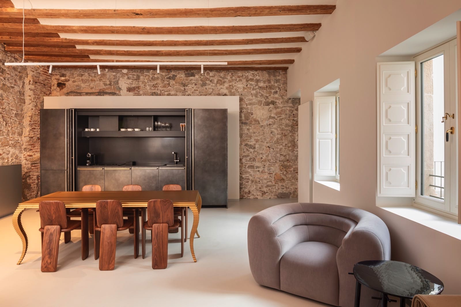 Cocina y comedor en la Residencia 3 de Mercer Residences Palau Moxó