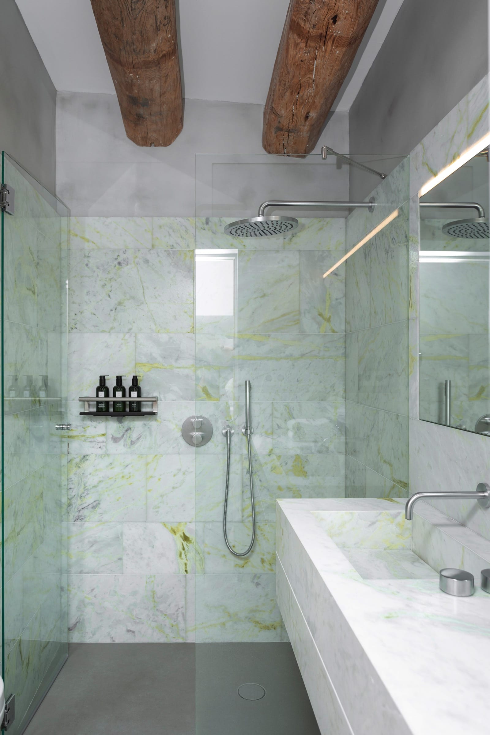 Baño de mármol en la Residencia 5 de Mercer Residences Palau Moxó