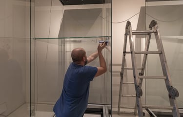 Instalace a deinstalace vitrín, běžný servis