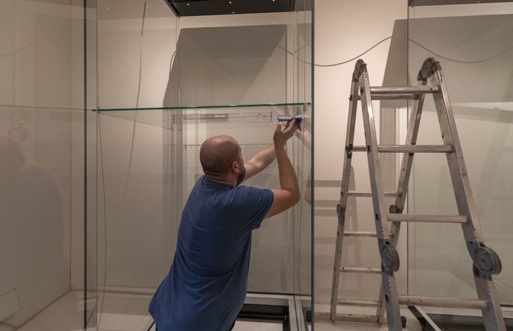 Instalace a deinstalace vitrín, běžný servis