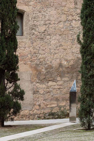Monolito conmemorativo en el Patio de los Inocentes del Hospital Real de Granada.
