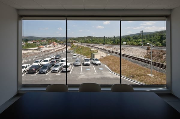 Edificio técnico y base de mantenimiento de la LAV Orense-Santiago