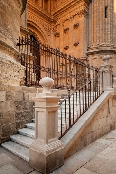 Restauración de las rejas del atrio y barandillas y pilastras del cuerpo de escaleras adosado a la Puerta Sur de la SICB de Málaga