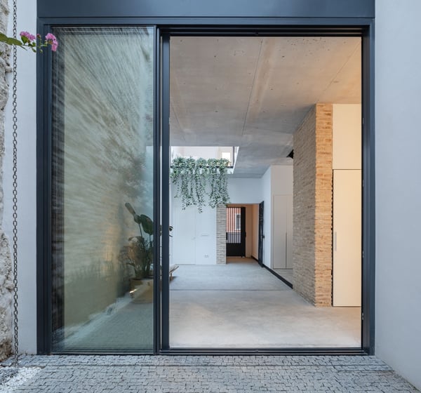 Un patio para un Júpiter. Rehabilitación tipológica.