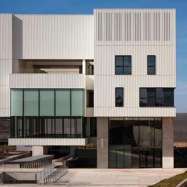 Building of Knowledge Transfer and General Services of the Campus of Linares