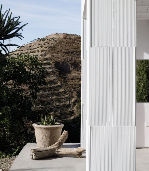 Casa con abrigo cerámico. Rehabilitación de vivienda rural en la costa tropical de Granada.