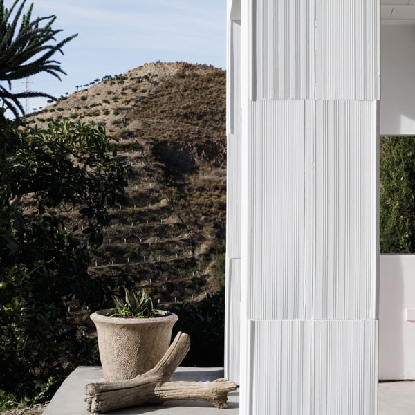 Casa con abrigo cerámico. Rehabilitación de vivienda rural en la costa tropical de Granada.