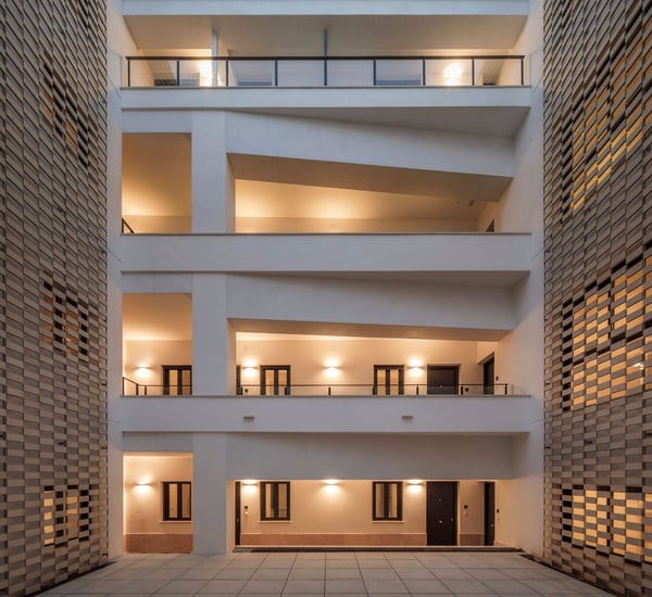 Rehabilitación integral de edificio para once apartamentos turísticos y dos locales comerciales