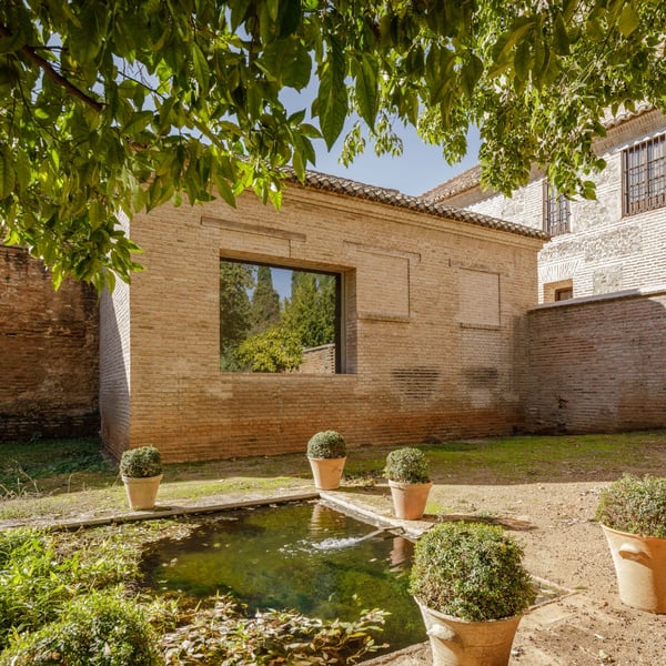 Una ventana en un jardín de la Alhambra (I)