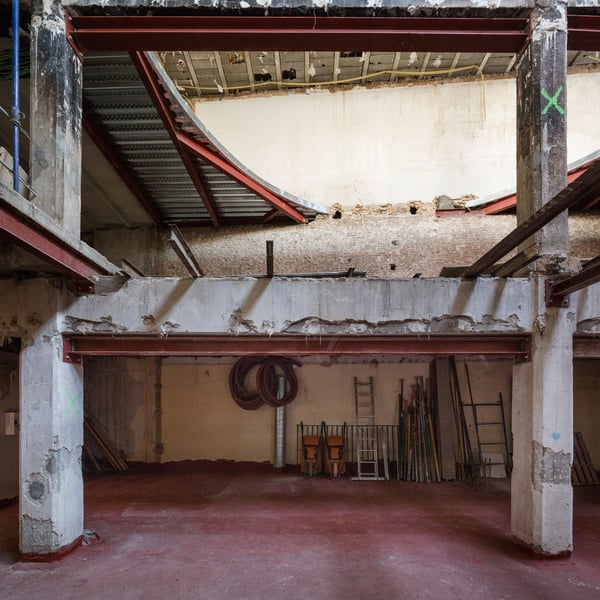 Edificio de apartamentos turísticos y locales comerciales. En construcción