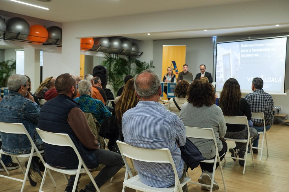 VIVE ALCALÁ atiende las demandas de más de un centenar de bloques de pisos en las jornadas sobre subvenciones para ascensores