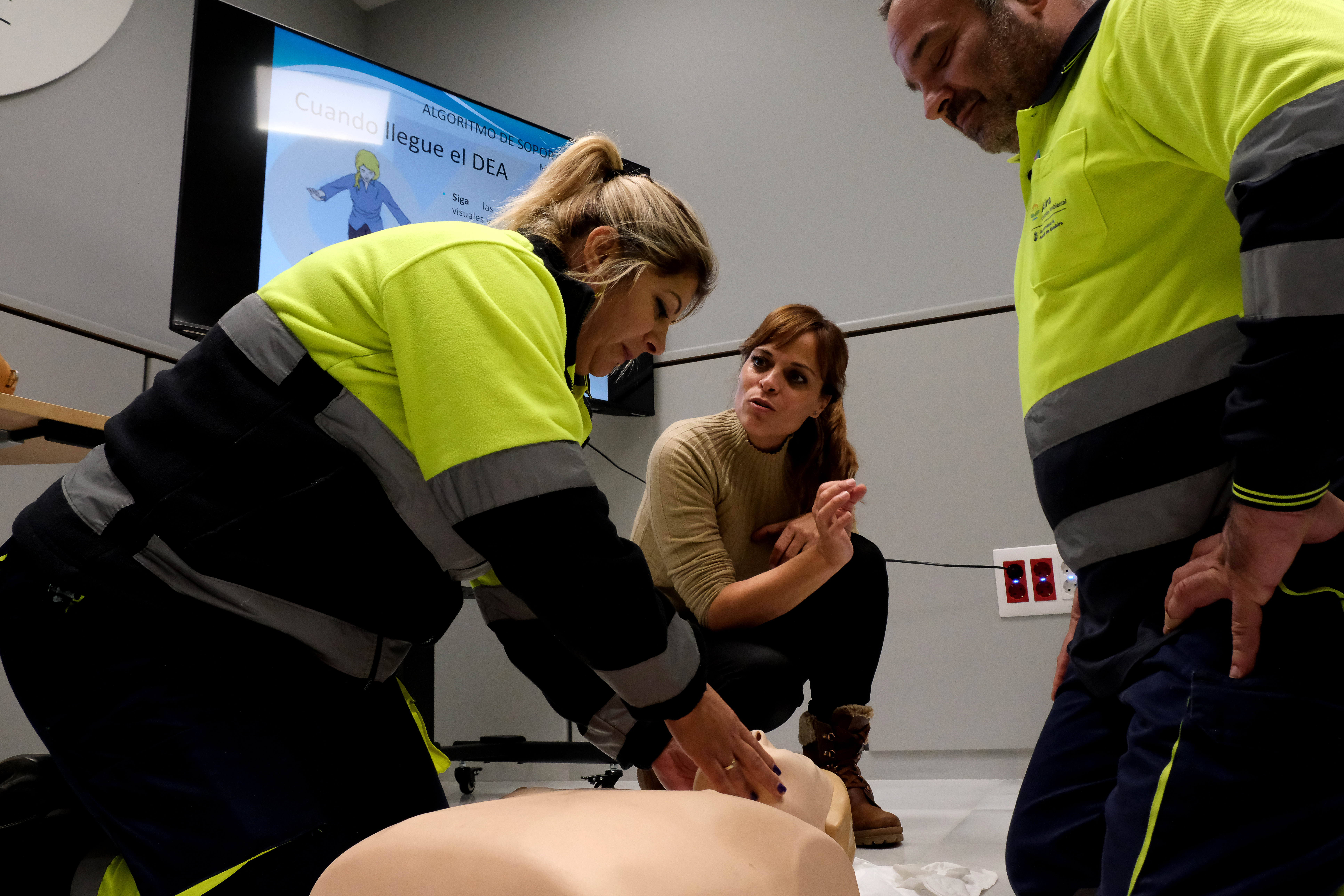 Aira refuerza la seguridad de su equipo con la adquisición de desfibriladores y formación integral