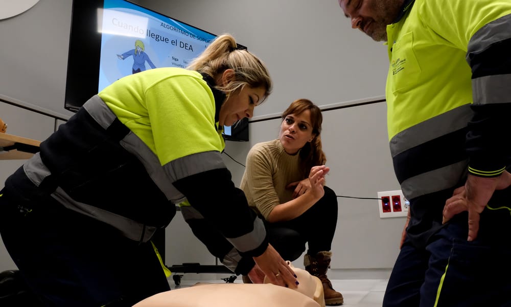 Aira refuerza la seguridad de su equipo con la adquisición de desfibriladores y formación integral
