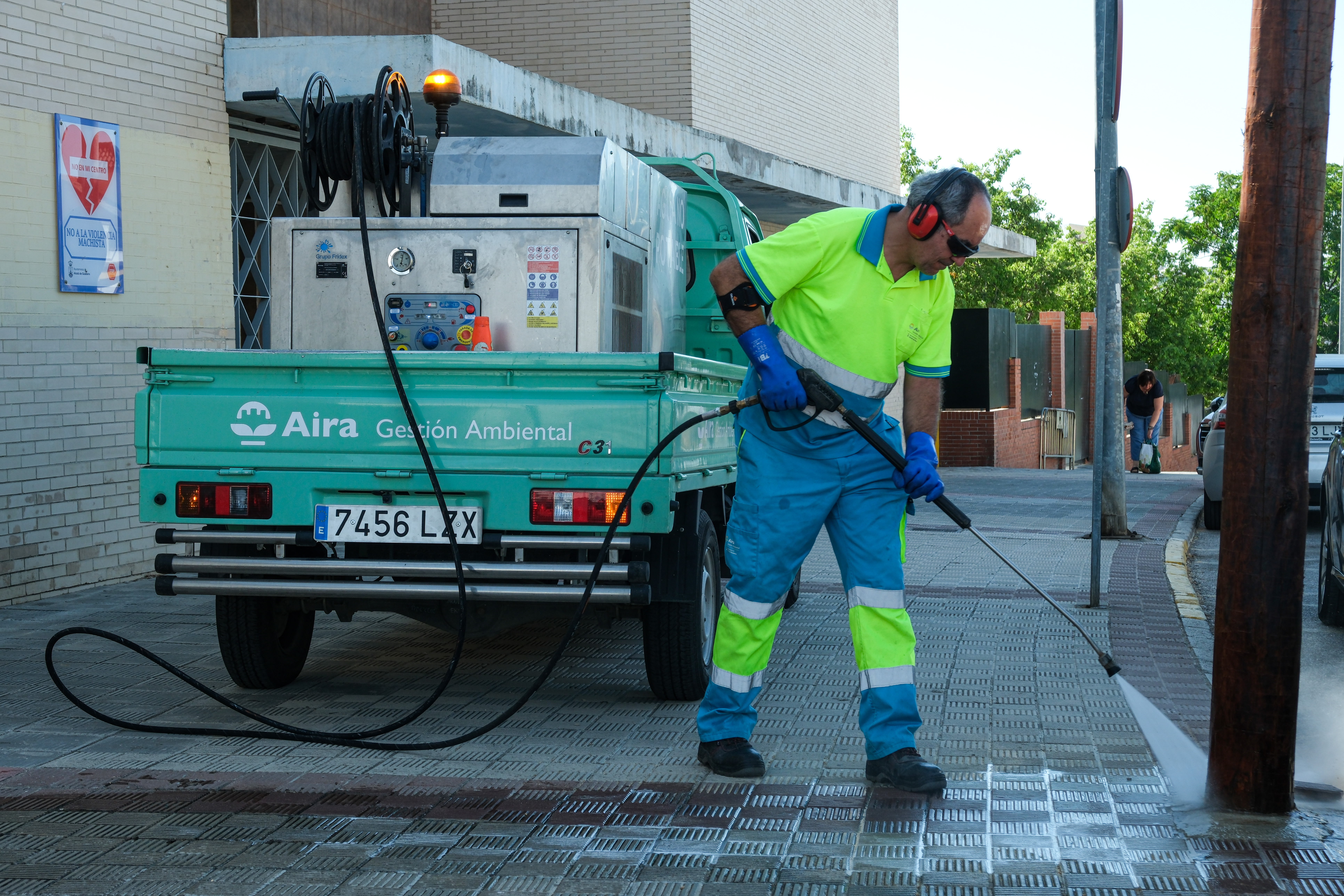 Aira refuerza la limpieza con agua a presión en zonas escolares antes del inicio del curso