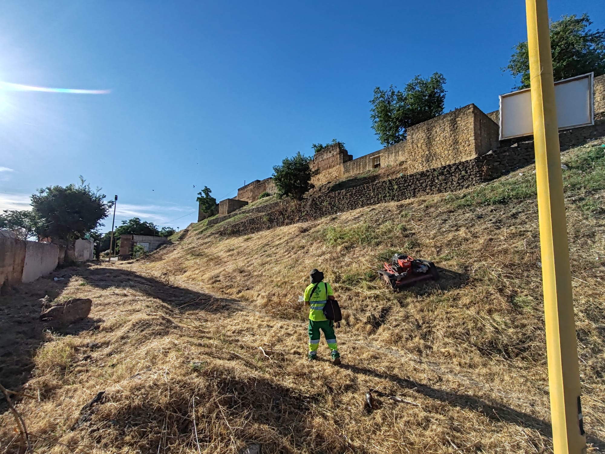 EL AYUNTAMIENTO DESBROZA MÁS DE 153.000 METROS CUADRADOS DE SOLARES MUNICIPALES EN SOLO UN MES