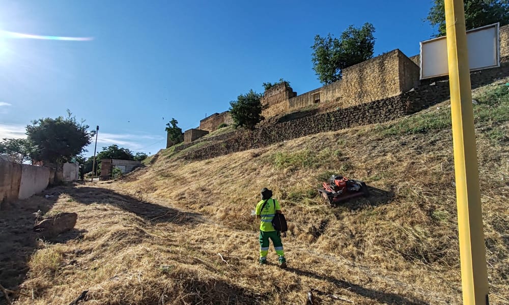 EL AYUNTAMIENTO DESBROZA MÁS DE 153.000 METROS CUADRADOS DE SOLARES MUNICIPALES EN SOLO UN MES