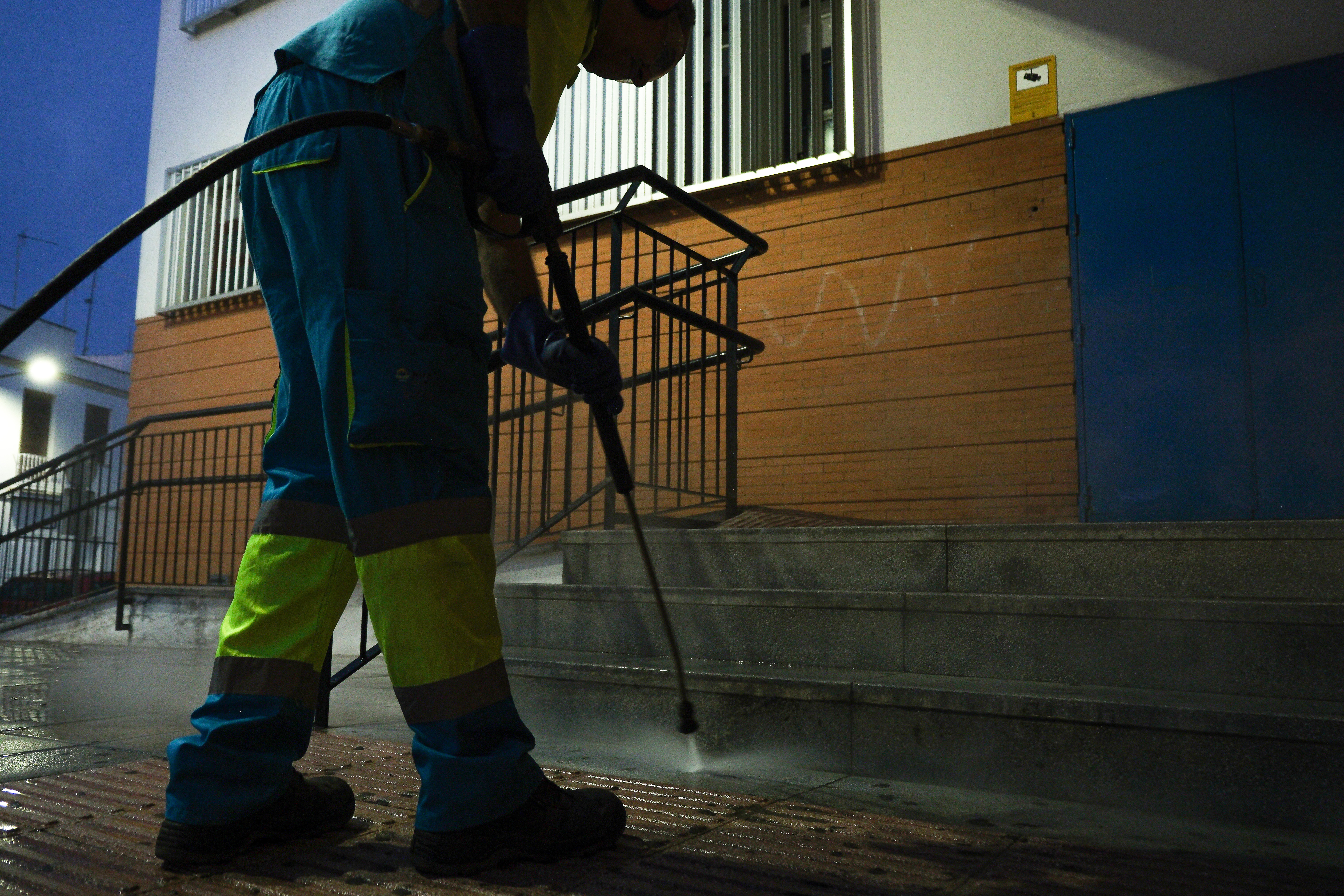 Aira refuerza la limpieza con agua a presión en zonas escolares antes del inicio del curso