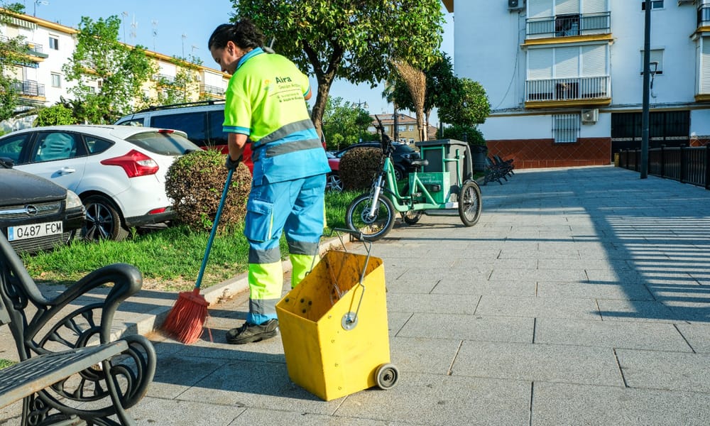 EL AYUNTAMIENTO DE ALCALÁ, A TRAVÉS DE AIRA GESTIÓN AMBIENTAL, CONVOCA 14 PLAZAS DE ACCESO LIBRE PARA LA LIMPIEZA VIARIA Y LA RECOGIDA DE RESIDUOS DE LA CIUDAD