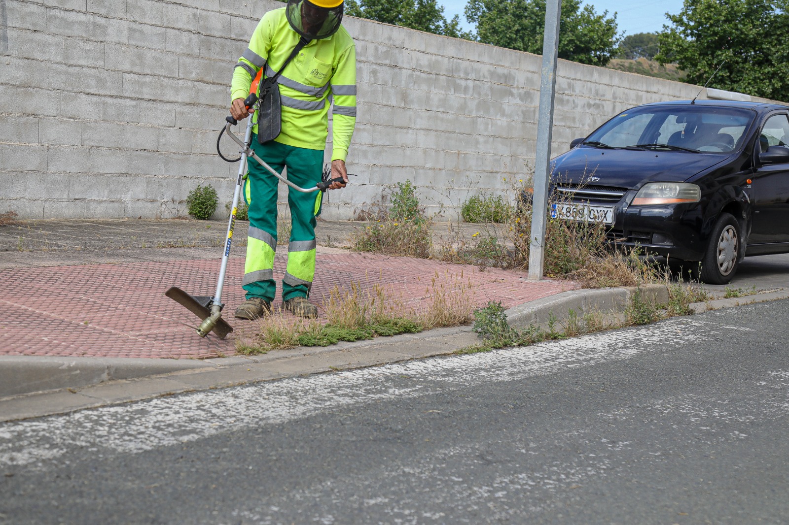 HÁBITAT URBANO Y AIRA GESTIÓN AMBIENTAL INTENSIFICAN LA RETIRADA DE MALEZAS EN VIALES Y ACERAS DE ALCALÁ