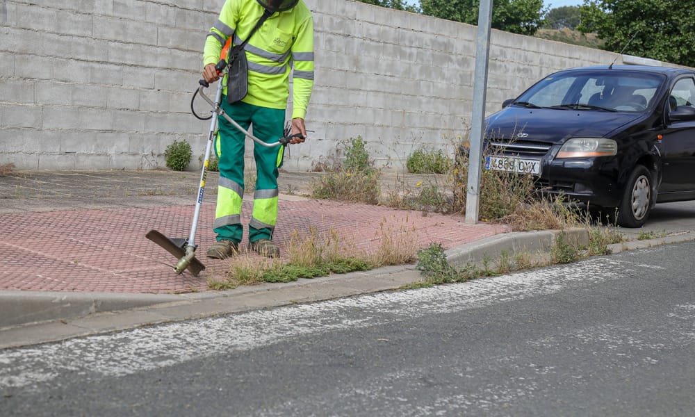HÁBITAT URBANO Y AIRA GESTIÓN AMBIENTAL INTENSIFICAN LA RETIRADA DE MALEZAS EN VIALES Y ACERAS DE ALCALÁ